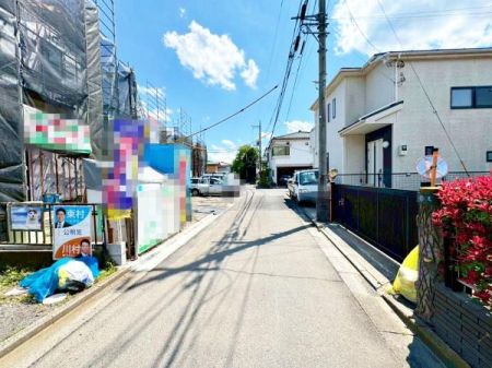 東京都八王子市川口町の新築一戸建ての前面道路含む現地写真