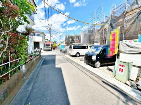 東京都八王子市川口町の新築一戸建ての前面道路含む現地写真