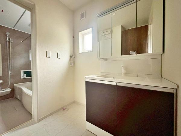 sqsFÖؒ̐VzˌĂ̐ʑEʏ