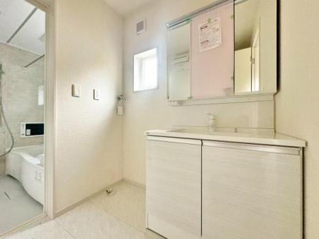 sqsFÖؒ̐VzˌĂ̐ʑEʏ