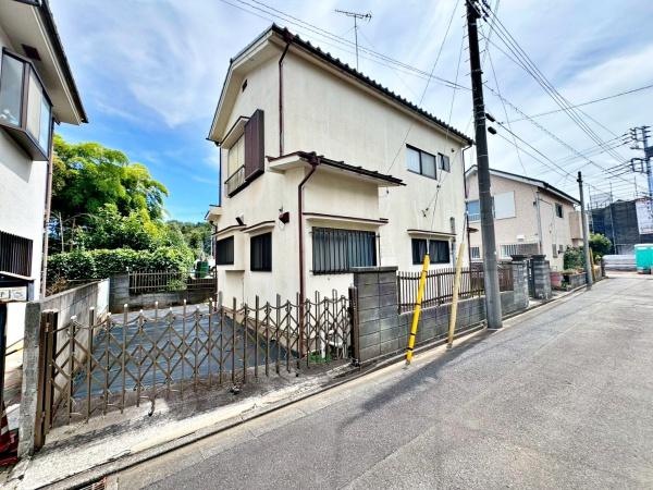 東京都八王子市弐分方町の中古一戸建ての前面道路含む現地写真