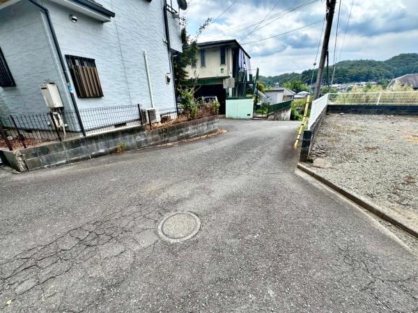 �����s�����q�s������̒��È�ˌ��Ă̑O�ʓ��H�܂ތ��n�ʐ^