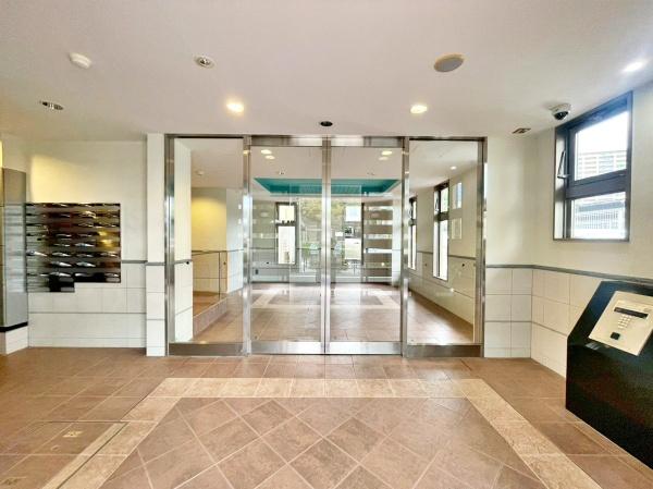 �����s�����q�s���؂̒��Ã}���V�����̃G���g�����X