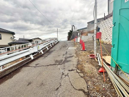 �����s�����q�s������̐V�z��ˌ��Ă̑O�ʓ��H�܂ތ��n�ʐ^