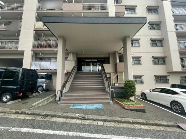 東京都八王子市椚田町 1221-2の中古マンションのエントランス