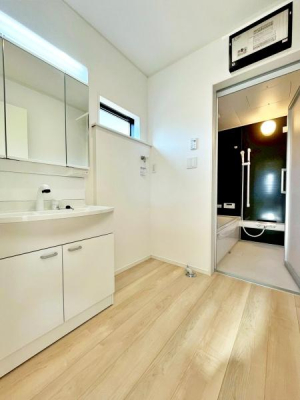 sqszK̐VzˌĂ̐ʑEʏ