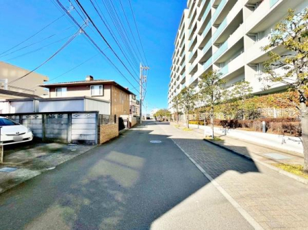 �����s�����q�s��a�c��6���ڂ̒��È�ˌ��Ă̑O�ʓ��H�܂ތ��n�ʐ^