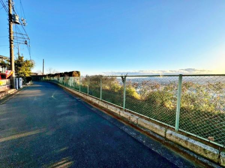 �����s�����q�s�݂���2���ڂ̒��È�ˌ��Ă̑O�ʓ��H�܂ތ��n�ʐ^