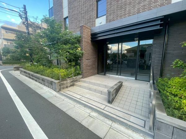 東京都八王子市東浅川町の中古マンションのエントランス