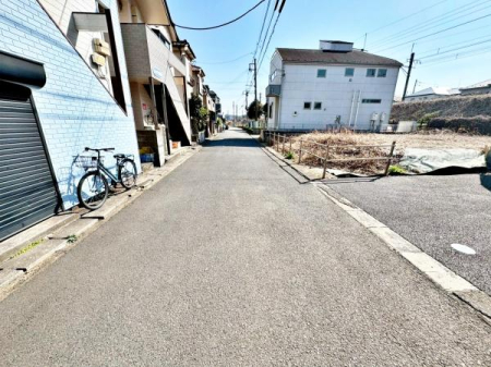 �����s�����q�s�q����1���ڂ̐V�z��ˌ��Ă̑O�ʓ��H�܂ތ��n�ʐ^