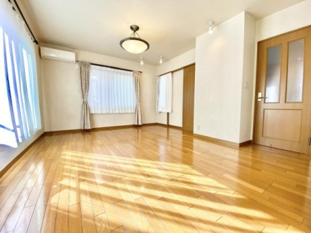 �����s�����q�s�Бq���̒��È�ˌ��Ẵ��r���O