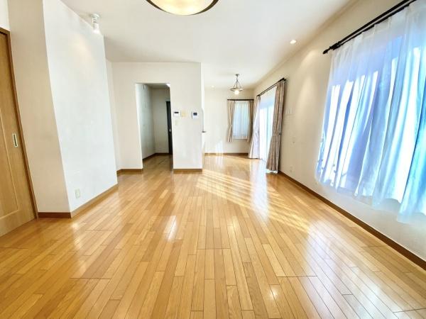 �����s�����q�s�Бq���̒��È�ˌ��Ẵ��r���O