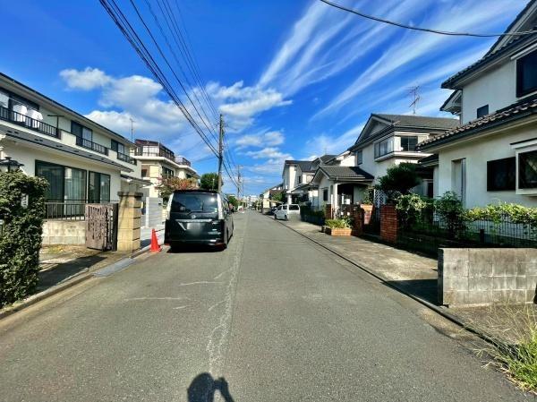 東京都八王子市久保山町2丁目の土地の前面道路含む現地写真
