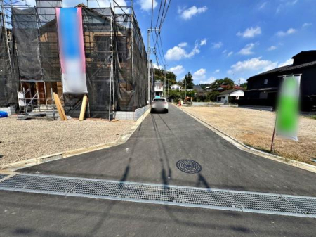 �����s�����q�s������̐V�z��ˌ��Ă̑O�ʓ��H�܂ތ��n�ʐ^