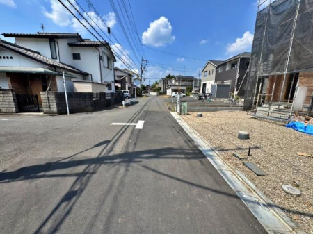 �����s�����q�s������̐V�z��ˌ��Ă̑O�ʓ��H�܂ތ��n�ʐ^