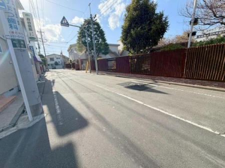 �����s�����揼��1���ڂ̒��È�ˌ��Ă̑O�ʓ��H�܂ތ��n�ʐ^