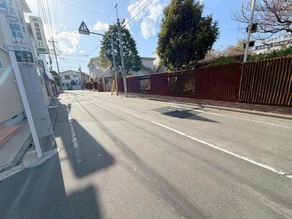 �����s�����揼��1���ڂ̒��È�ˌ��Ă̑O�ʓ��H�܂ތ��n�ʐ^