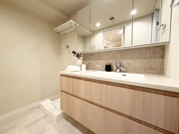 �����s������l�c�R4���ڂ̒��Ã}���V�����̐��ʑ�E���ʏ�