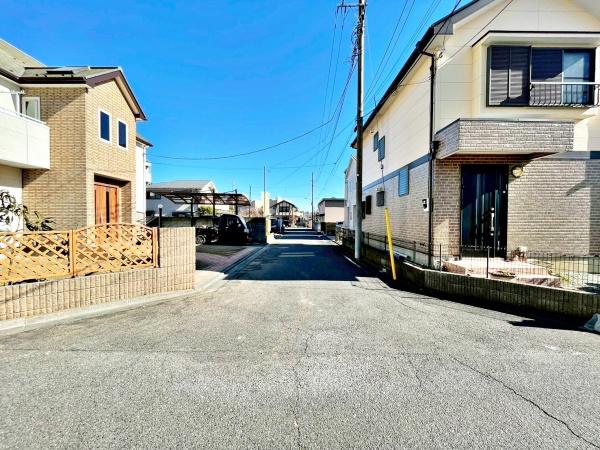 �����s�����q�s����R��1���ڂ̒��È�ˌ��Ă̑O�ʓ��H�܂ތ��n�ʐ^