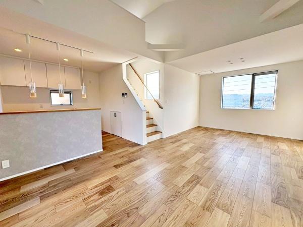 �����s�����q�s����쒬�̐V�z��ˌ��Ẵ��r���O