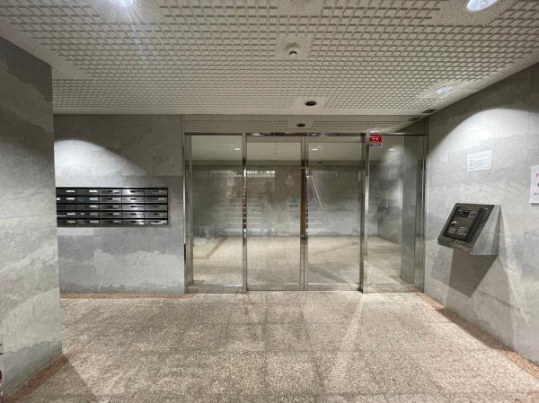 東京都八王子市大和田町7丁目の中古マンションのエントランス