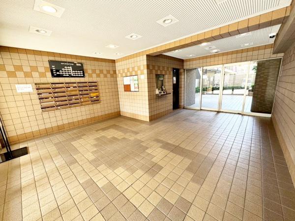 東京都八王子市絹ケ丘1丁目の中古マンションのエントランス