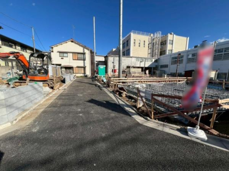 �����s���n��֒��k4���ڂ̐V�z��ˌ��Ă̑O�ʓ��H�܂ތ��n�ʐ^