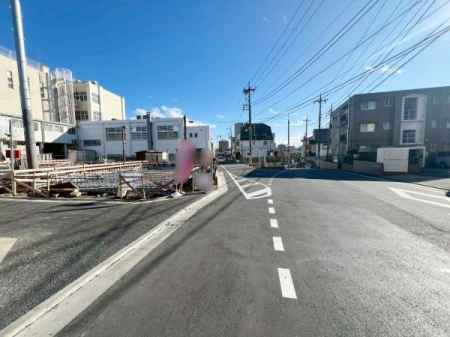 �����s���n��֒��k4���ڂ̐V�z��ˌ��Ă̑O�ʓ��H�܂ތ��n�ʐ^