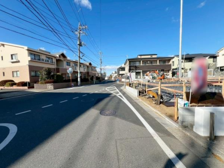 �����s���n��֒��k4���ڂ̐V�z��ˌ��Ă̑O�ʓ��H�܂ތ��n�ʐ^