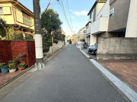 �����s������{5���ڂ̒��È�ˌ��Ă̑O�ʓ��H�܂ތ��n�ʐ^