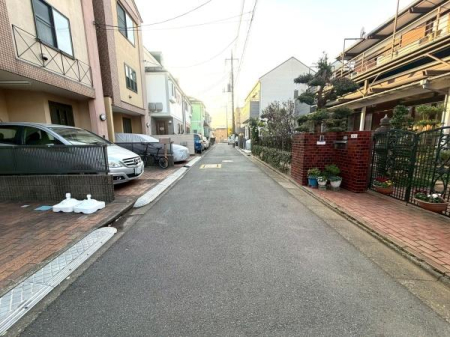 �����s������{5���ڂ̒��È�ˌ��Ă̑O�ʓ��H�܂ތ��n�ʐ^