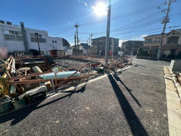 �����s���n��֒��k4���ڂ̐V�z��ˌ��Ă̑O�ʓ��H�܂ތ��n�ʐ^