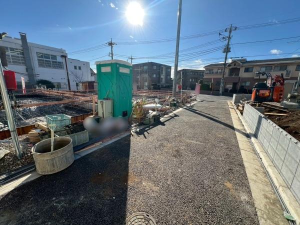 �����s���n��֒��k4���ڂ̐V�z��ˌ��Ă̑O�ʓ��H�܂ތ��n�ʐ^