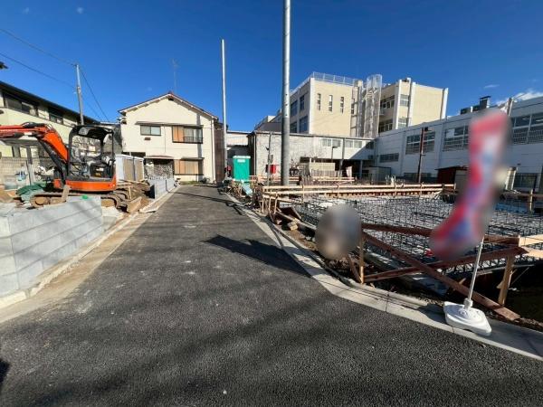 �����s���n��֒��k4���ڂ̐V�z��ˌ��Ă̑O�ʓ��H�܂ތ��n�ʐ^