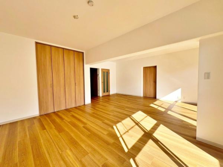 �����s�����q�s���؂̒��Ã}���V�����̃��r���O