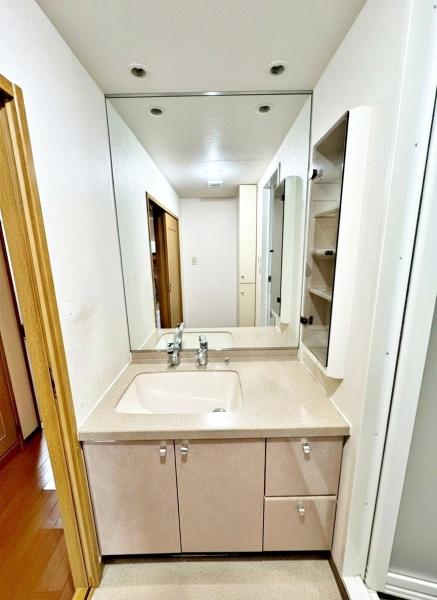 �����s�����q�s�䒬4���ڂ̒��Ã}���V�����̐��ʑ�E���ʏ�