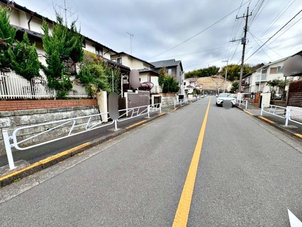 �����s�����q�s�k���3���ڂ̒��È�ˌ��Ă̑O�ʓ��H�܂ތ��n�ʐ^