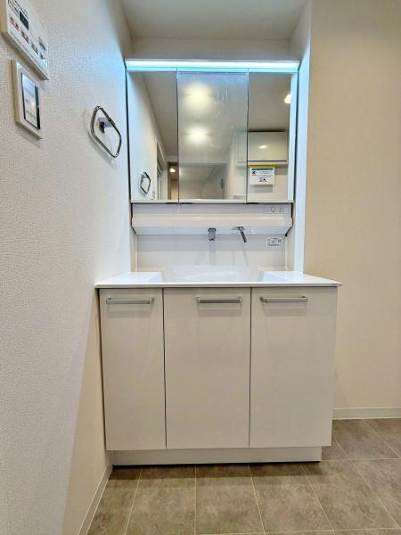 �����s���n��ш�1���� 13-22�̒��Ã}���V�����̐��ʑ�E���ʏ�