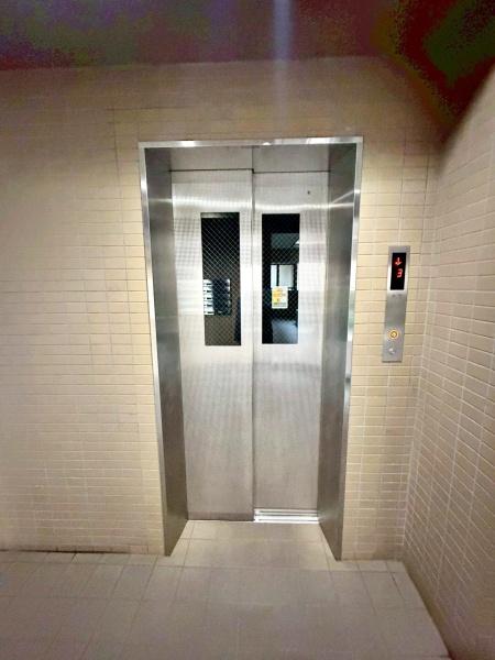 �����s������s�֑O2���ڂ̒��Ã}���V�����̃G���g�����X