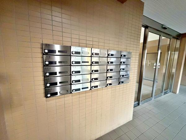 �����s������s�֑O2���ڂ̒��Ã}���V�����̃G���g�����X