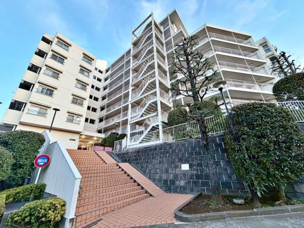 東京都世田谷区弦巻5丁目の中古マンションの現地外観写真