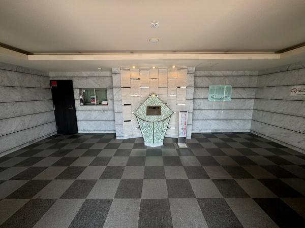 東京都八王子市椚田町の中古マンションのエントランス