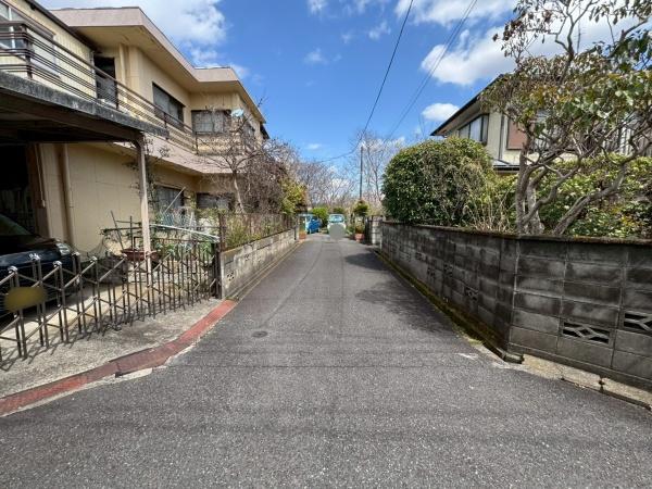 �����s�����q�s�򒬂̓y�n�̑O�ʓ��H�܂ތ��n�ʐ^