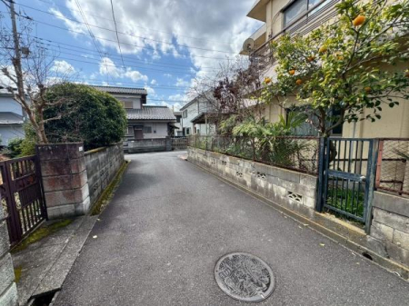 �����s�����q�s�򒬂̓y�n�̑O�ʓ��H�܂ތ��n�ʐ^