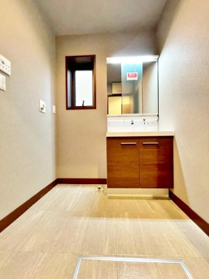 �����s�����q�s�䒬4���ڂ̒��È�ˌ��Ă̐��ʑ�E���ʏ�