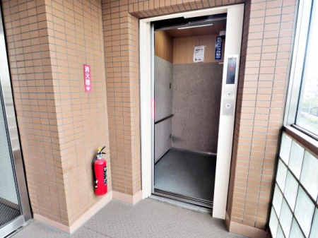 �����s���n�敽�a��2���ڂ̒��Ã}���V�����̃G���g�����X