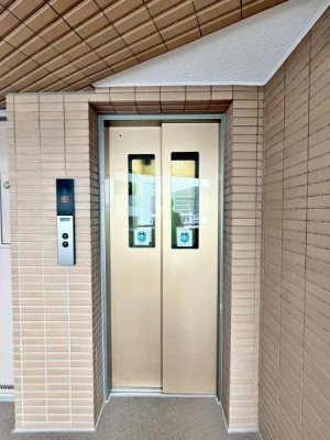 �����s���c�J��ʐ�3���ڂ̒��Ã}���V�����̃G���g�����X