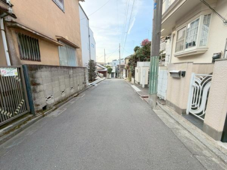 �����s�����揼�m��1���ڂ̒��È�ˌ��Ă̑O�ʓ��H�܂ތ��n�ʐ^