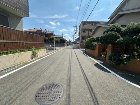 東京都八王子市大和田町2丁目の新築一戸建ての前面道路含む現地写真