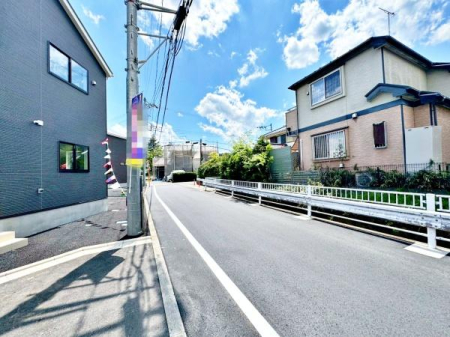 東京都八王子市川口町の新築一戸建ての前面道路含む現地写真
